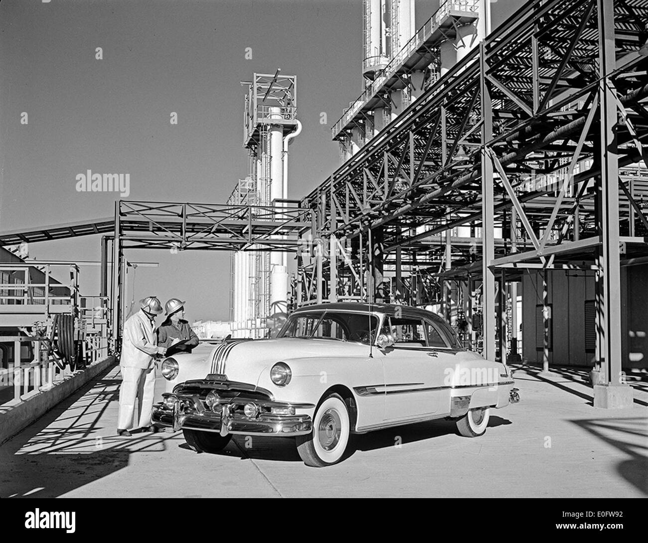 [1952 Pontiac Chieftain DeLuxe Catalina, Dow Chemical Plant, General Motors Corp.] Stock Photo