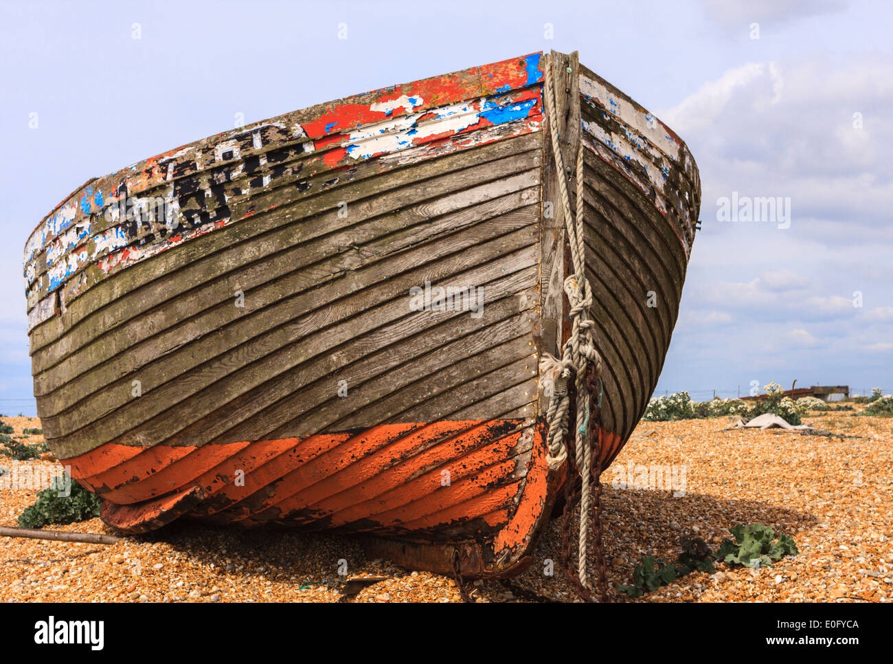 Abandoned fishing boat on a shingle beach at Dungeness Kent UK Stock ...