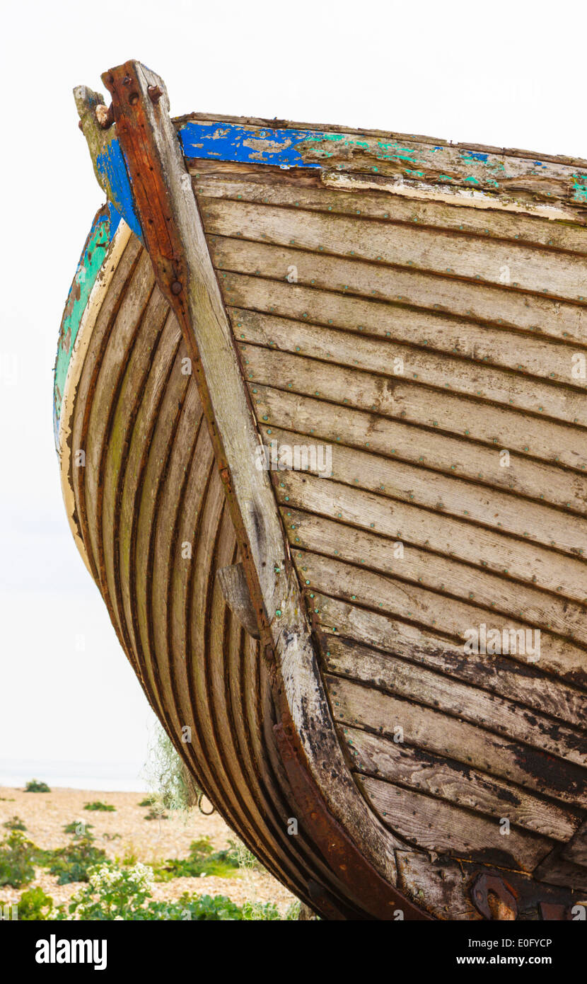 Abandoned fishing boat on a shingle beach at Dungeness Kent UK Stock ...