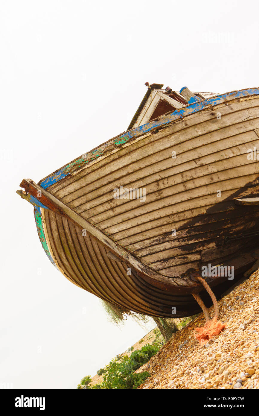 Abandoned fishing boat on a shingle beach at Dungeness Kent UK Stock ...