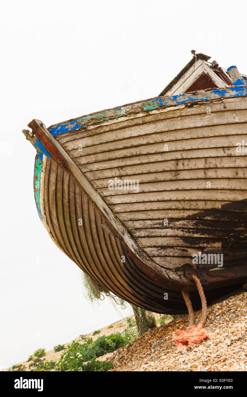 Abandoned fishing boat on a shingle beach at Dungeness Kent UK Stock ...