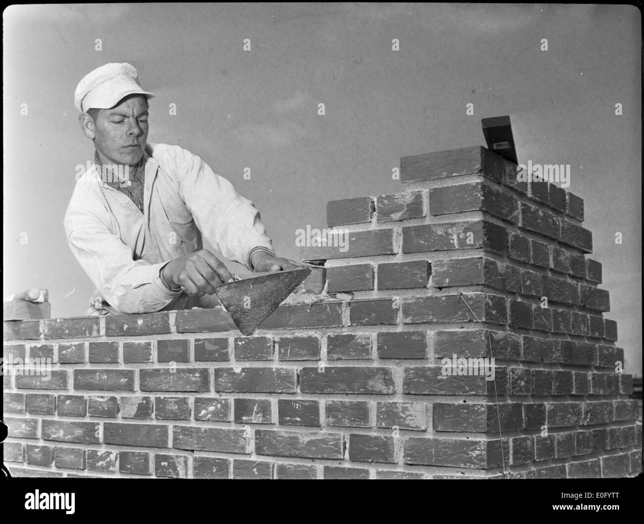 Каменьщик или каменщик. Старому каменщику. Строитель кладет кирпич. Каменщик. Советские стройки каменщики.