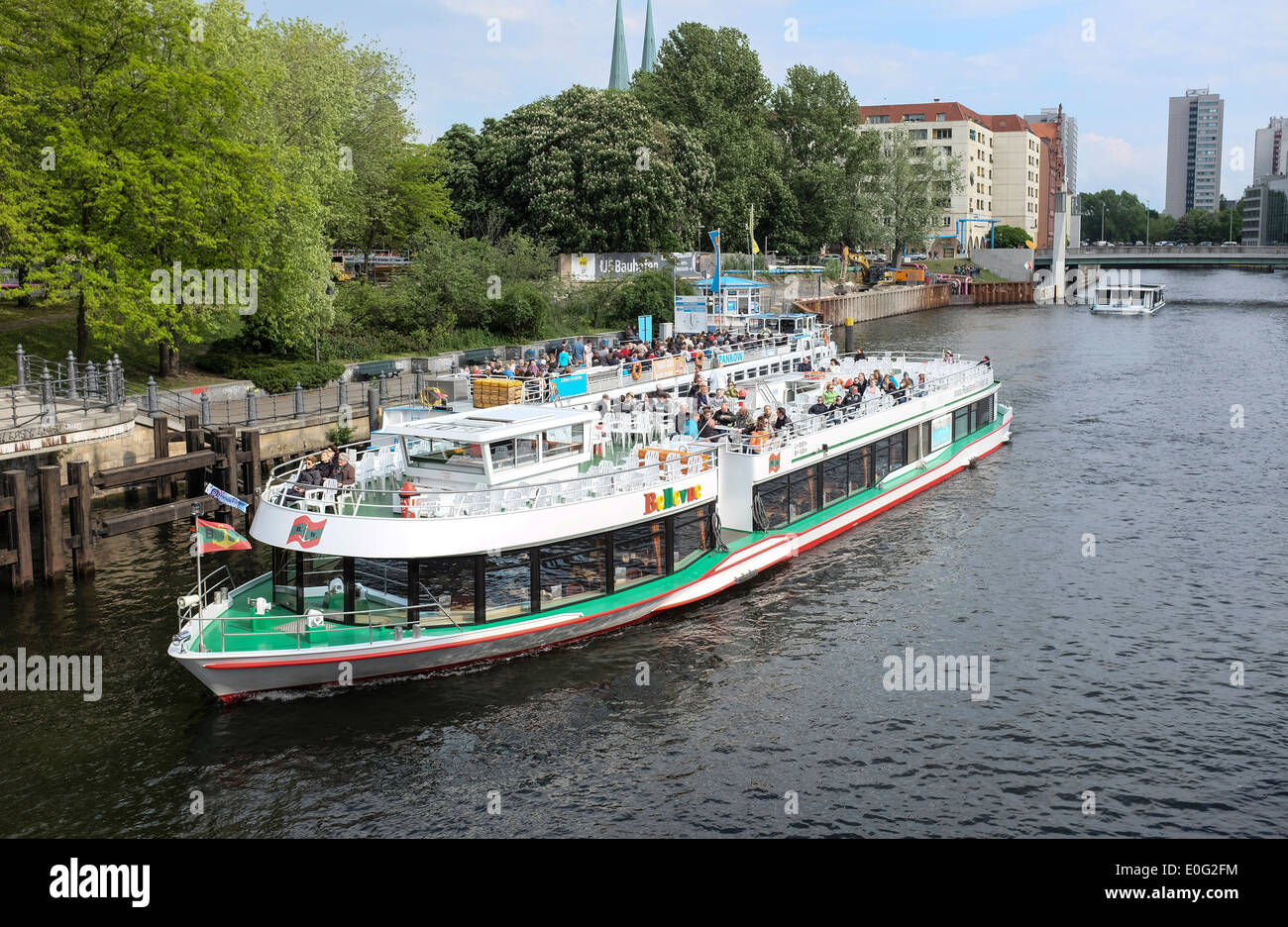 Berlin tourist boat hi-res stock photography and images - Alamy