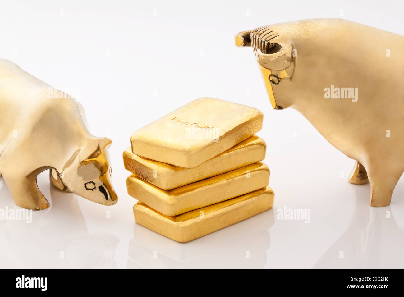 Bull and bear stock exchanges symbols with gold bar, Bulle und Baer Boersen Symbole mit Goldbarren Stock Photo