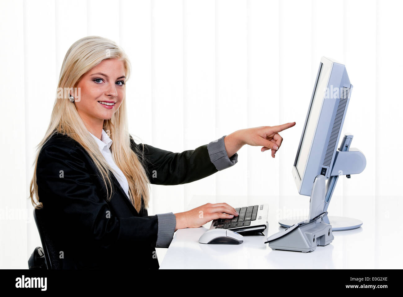 Young woman with computer in the office., Junge Frau mit Computer im Buero. Stock Photo