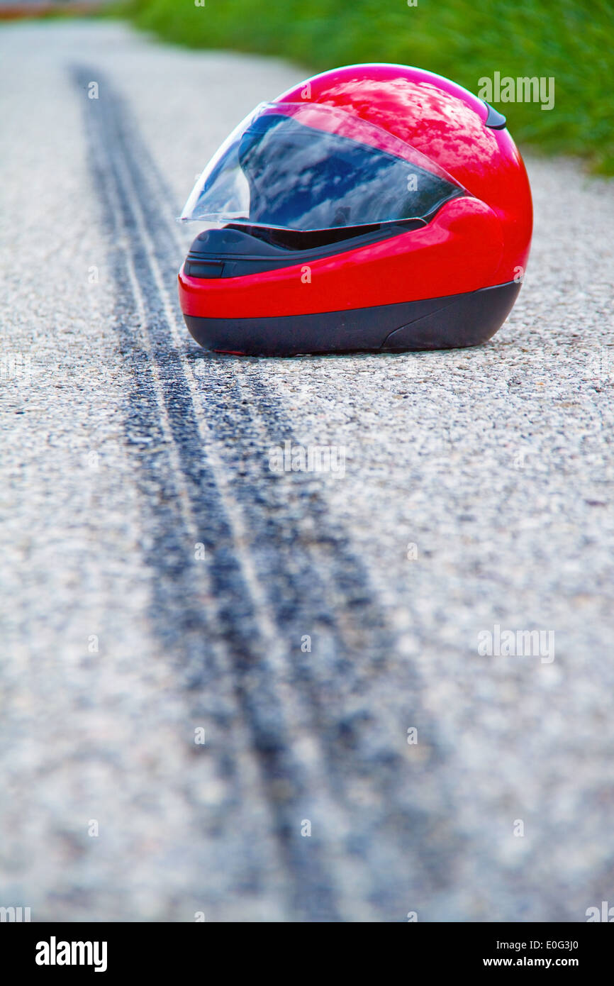 An accident by motorcycle. Traffic accident with skid mark on street. Symbolic photo., Ein Unfall mit Motorrad. Verkehrsunfall m Stock Photo