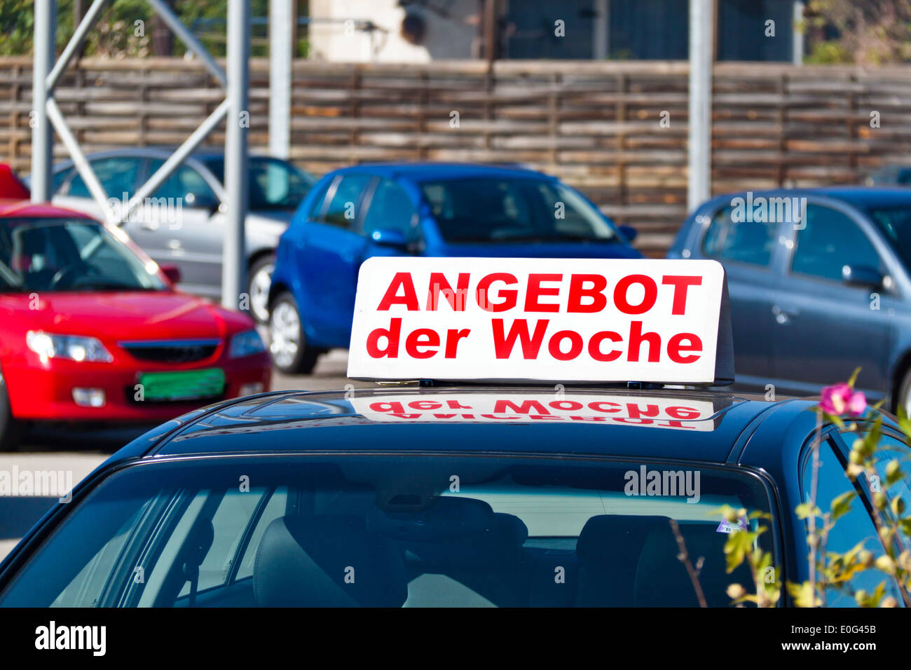 Used car trade. Used cars sell with car dealer to., Gebrauchtwagenhandel. Gebrauchte Autos bei Autohaendler zum verkauf. Stock Photo