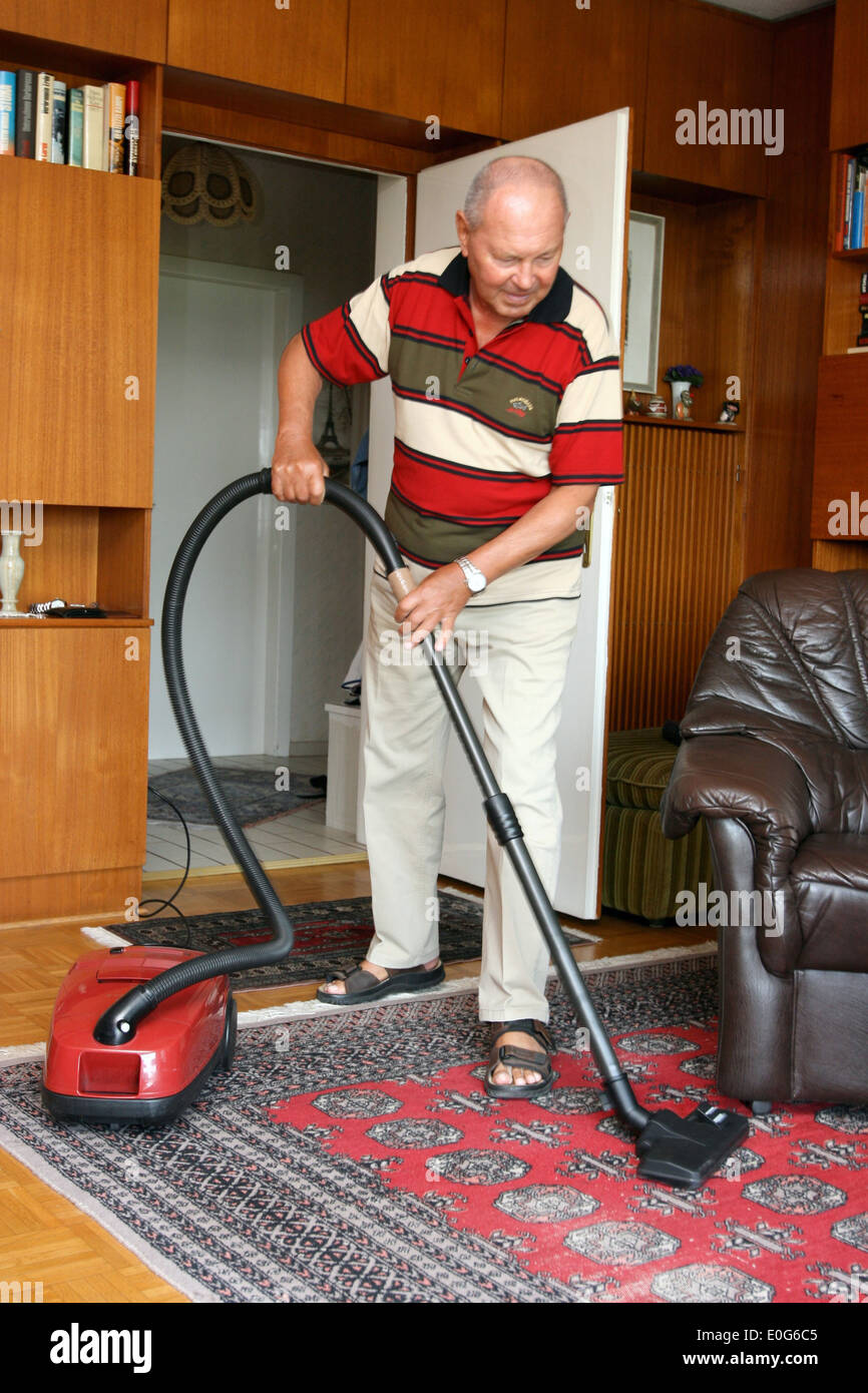 60 to 70 year old man hi-res stock photography and images - Alamy