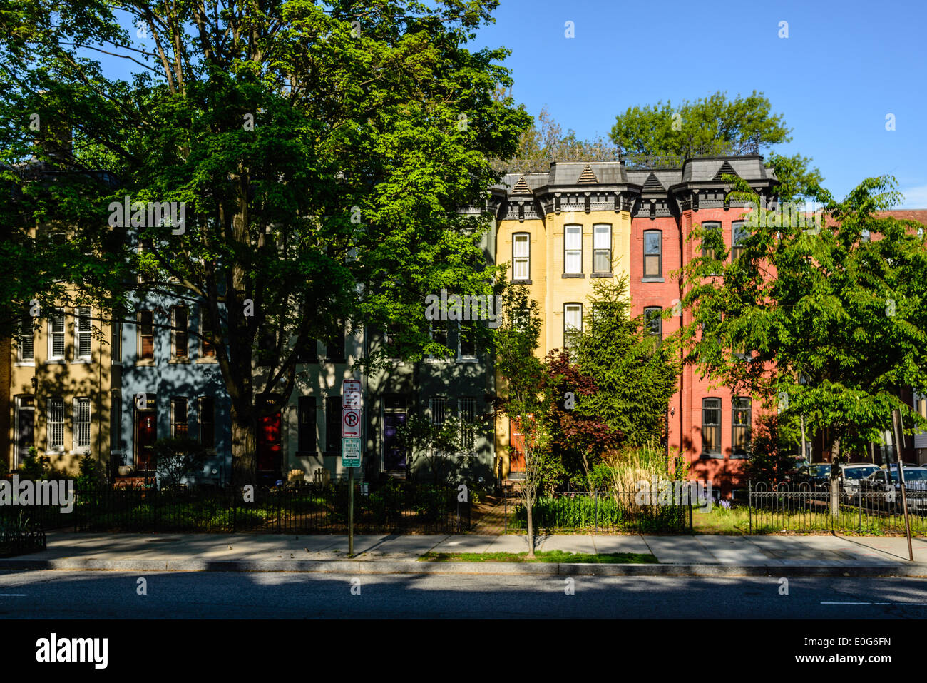 Row of tenement houses hi-res stock photography and images - Alamy