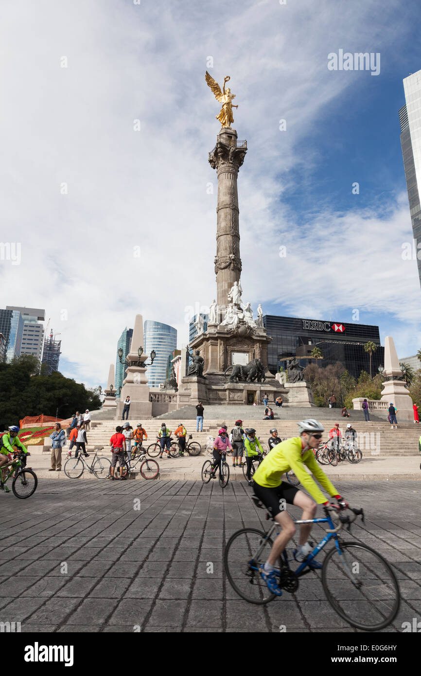 Car Free Sunday along Paseo De La Reforma - Colonia Cuauhtémoc, Mexico City, Federal District, Mexico Stock Photo