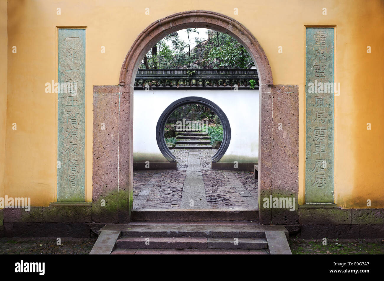 Chinese rounded archway on Beishan Hill, Hangzhou, China Stock Photo