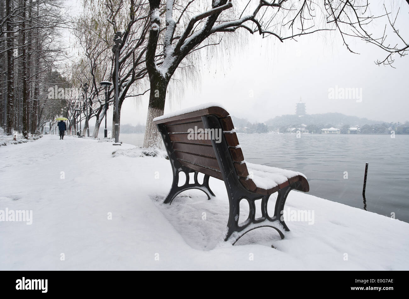 Snow-covered bench on the banks of West Lake, Hangzhou, China Stock Photo