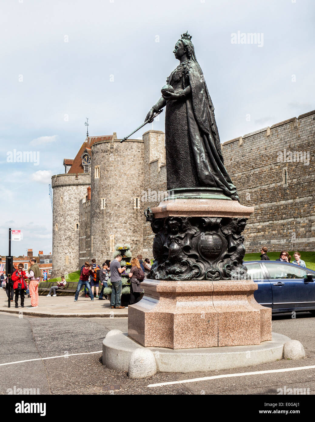 Bronze statue of Queen Victoria outside Windsor castle in Windsor, Berkshire, UK Stock Photo
