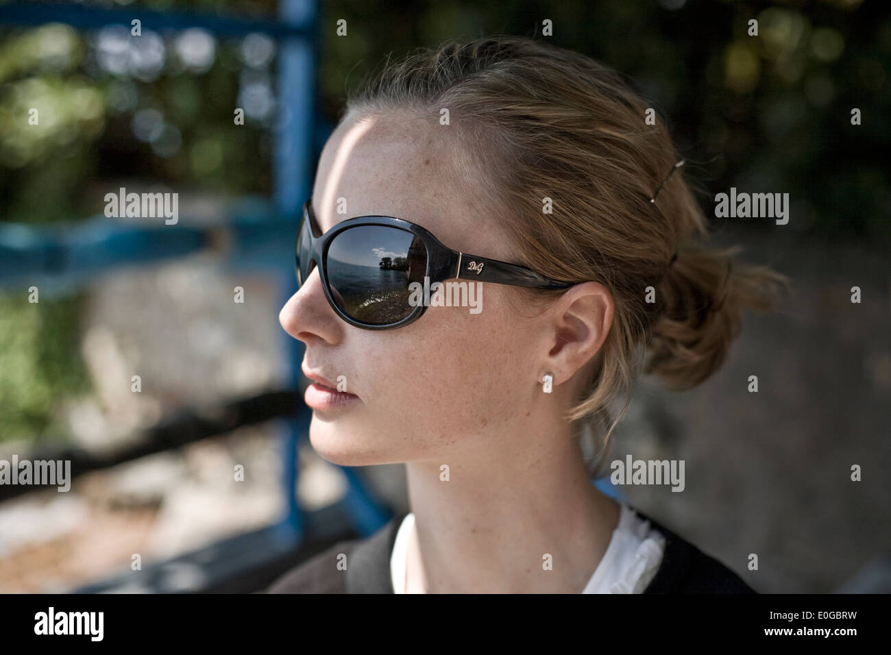 Woman wearing sunglasses hi-res stock photography and images - Alamy