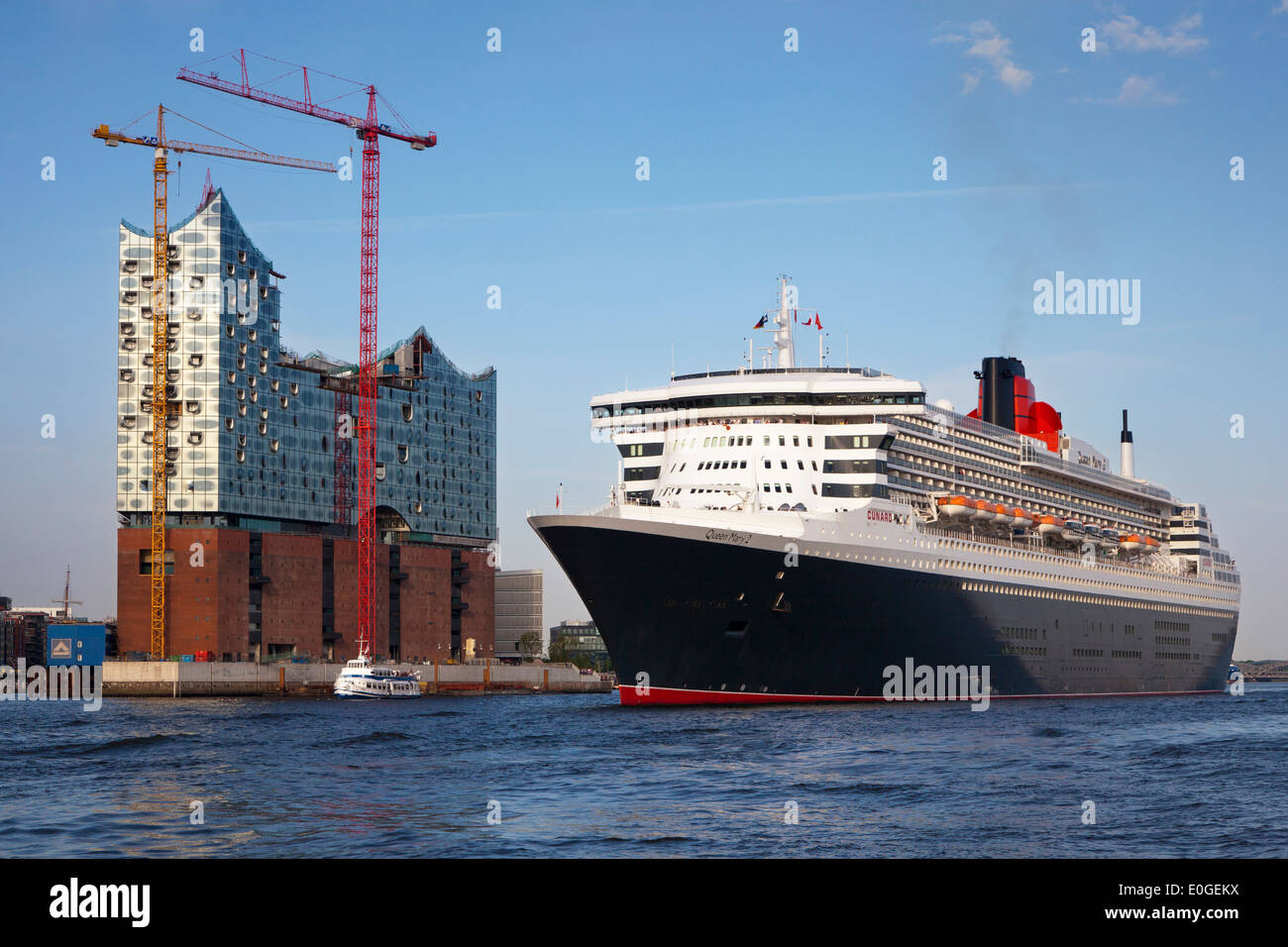 Elbphilharmonie, cruise ship Queen Mary 2 clearing port at Hamburg
