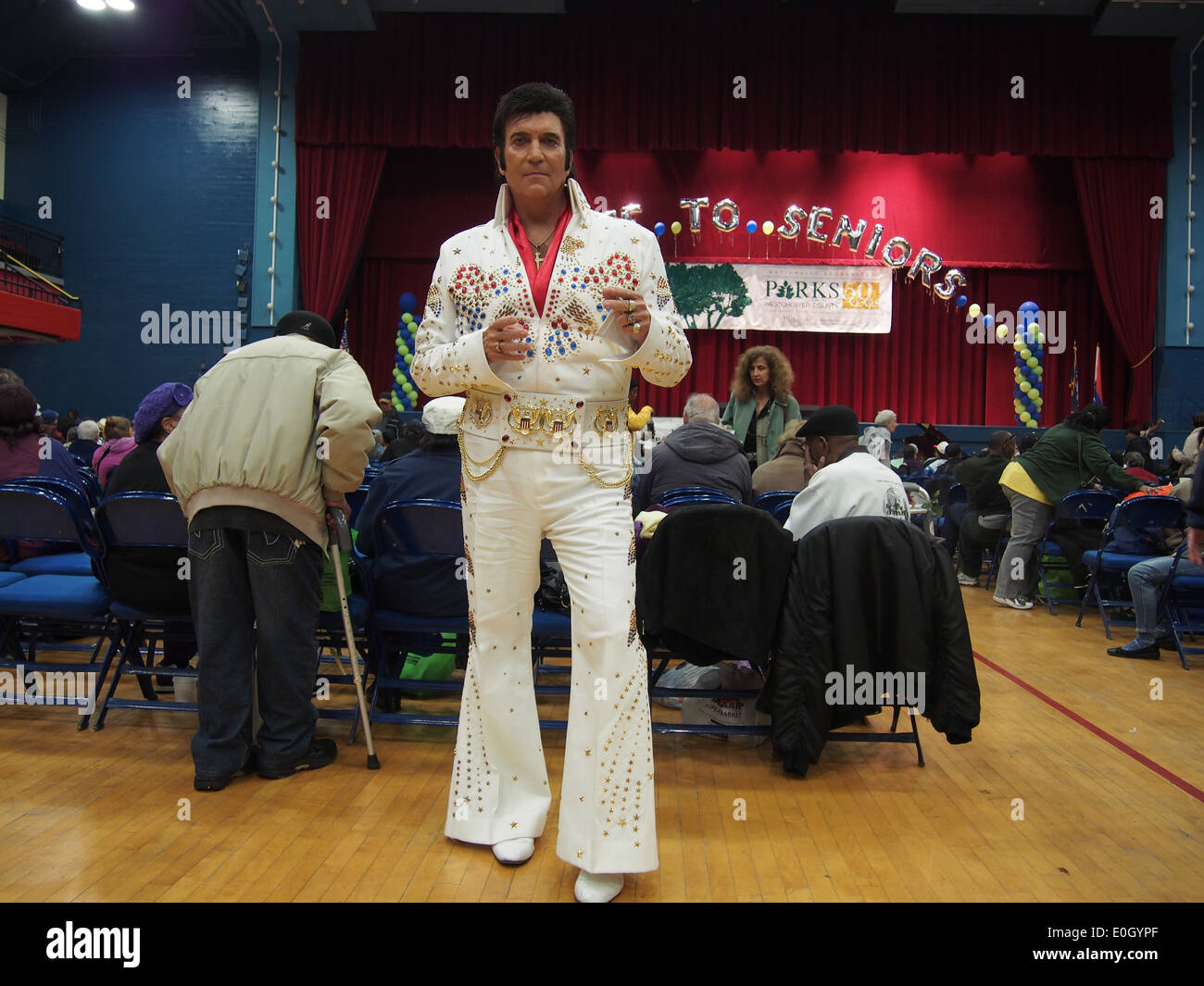 Uomo in Elvis Presley costume di stare vicino al Red Mini Cooper e pronto  per snapshot con i turisti, Las Vegas Nevada USA Foto stock - Alamy