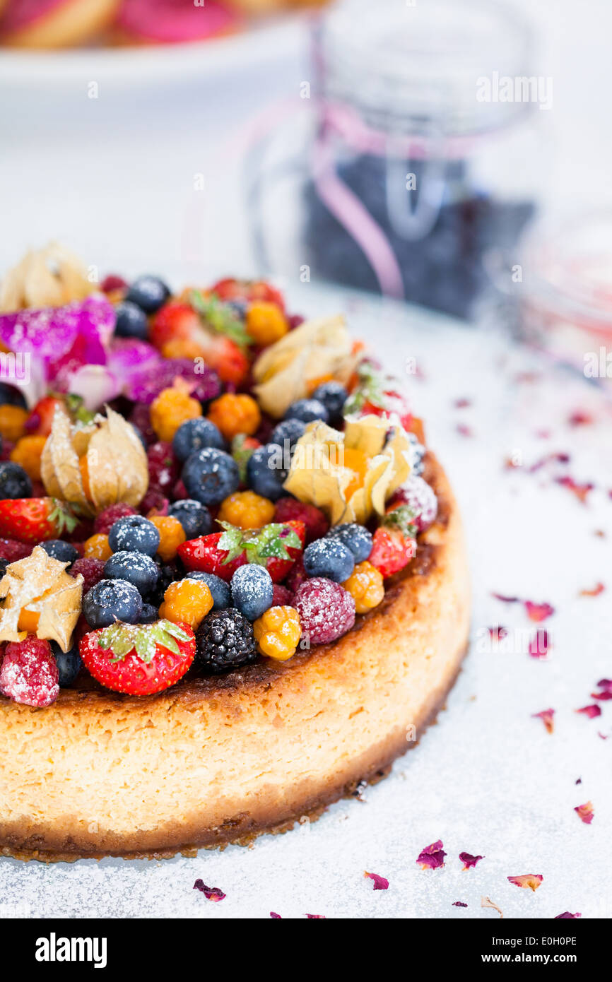 Cake fruit berry hi-res stock photography and images - Alamy