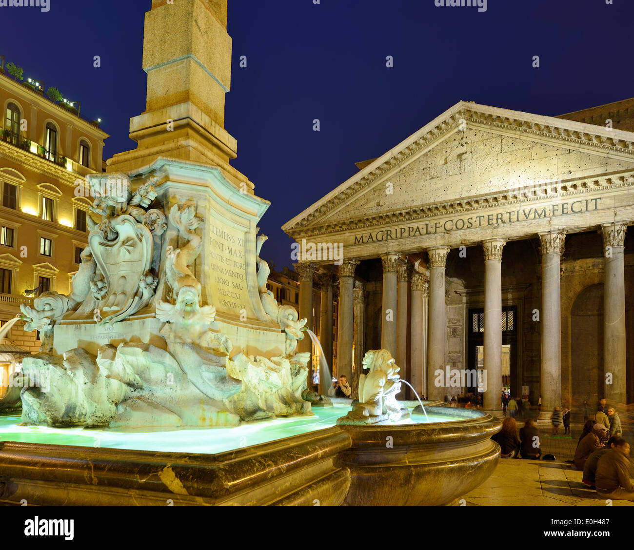 Fountain on Piazza della Rotonda with Pantheon at night, illuminated, UNESCO World Heritage Site Rome, Rome, Latium, Lazio, Ital Stock Photo