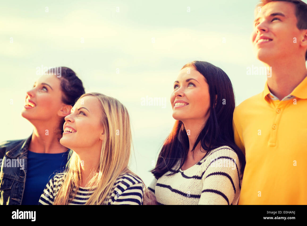 Phone a friend. Looking for friends 8. Веселый чел. Друзья смотри вверх. Улыбающийся человек.