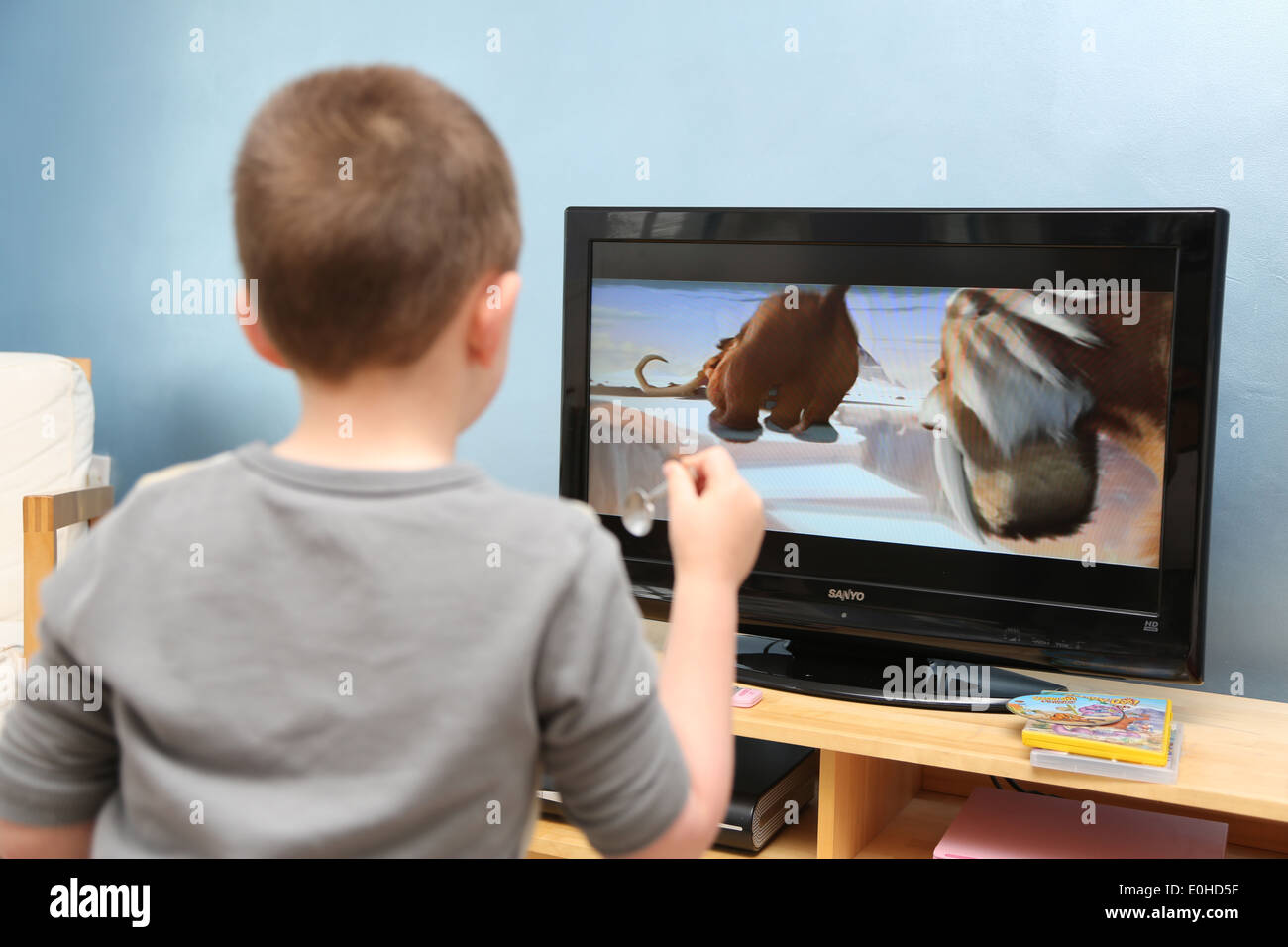 5 year old boy watching TV Stock Photo: 69225003 - Alamy