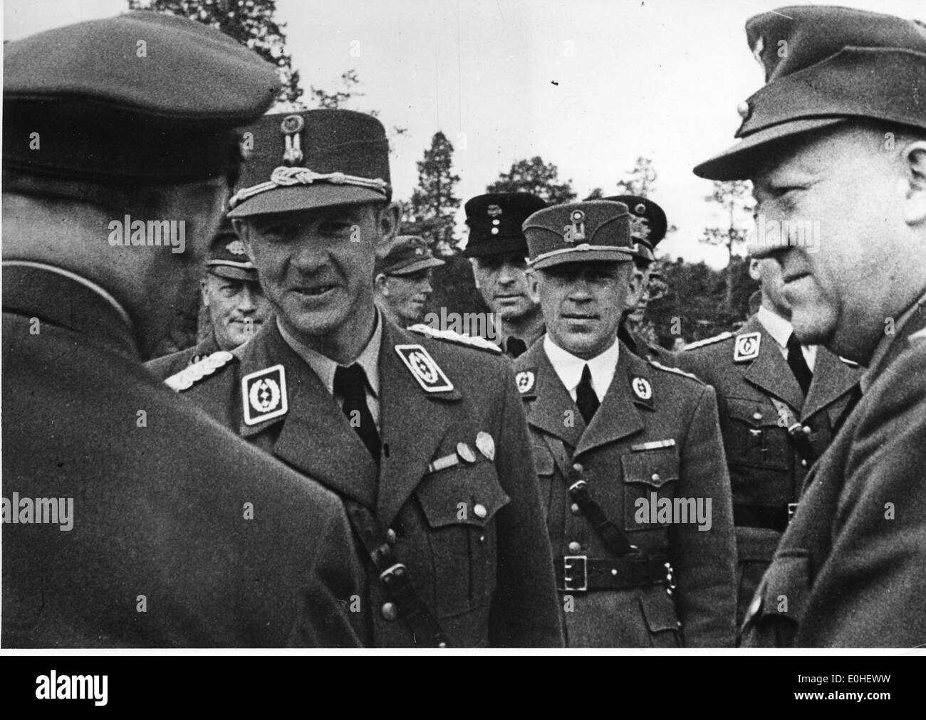 Vidkun Quisling inspiserer Arbeidstjenesten Stock Photo Alamy