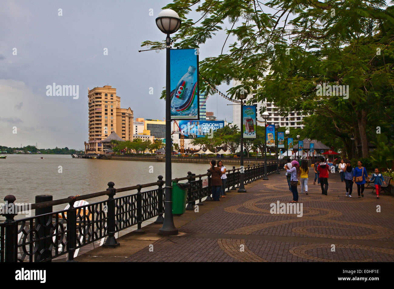 A WALKWAY along the KUCHING RIVER in the city of KUCHING - SARAWAK, BORNEO, MALAYSIA Stock Photo