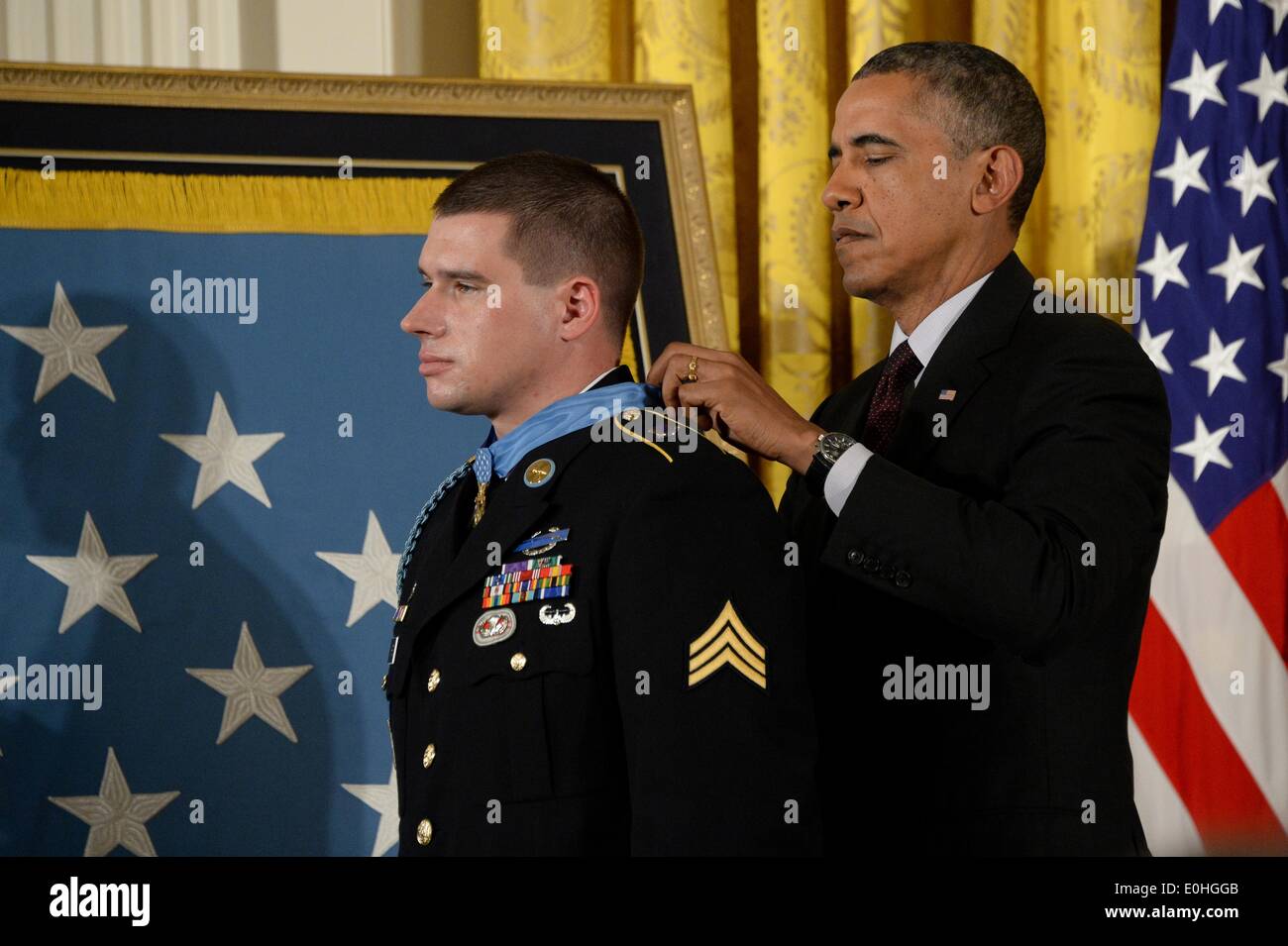 US President Barack Obama presents former Army Sergeant Kyle White the ...