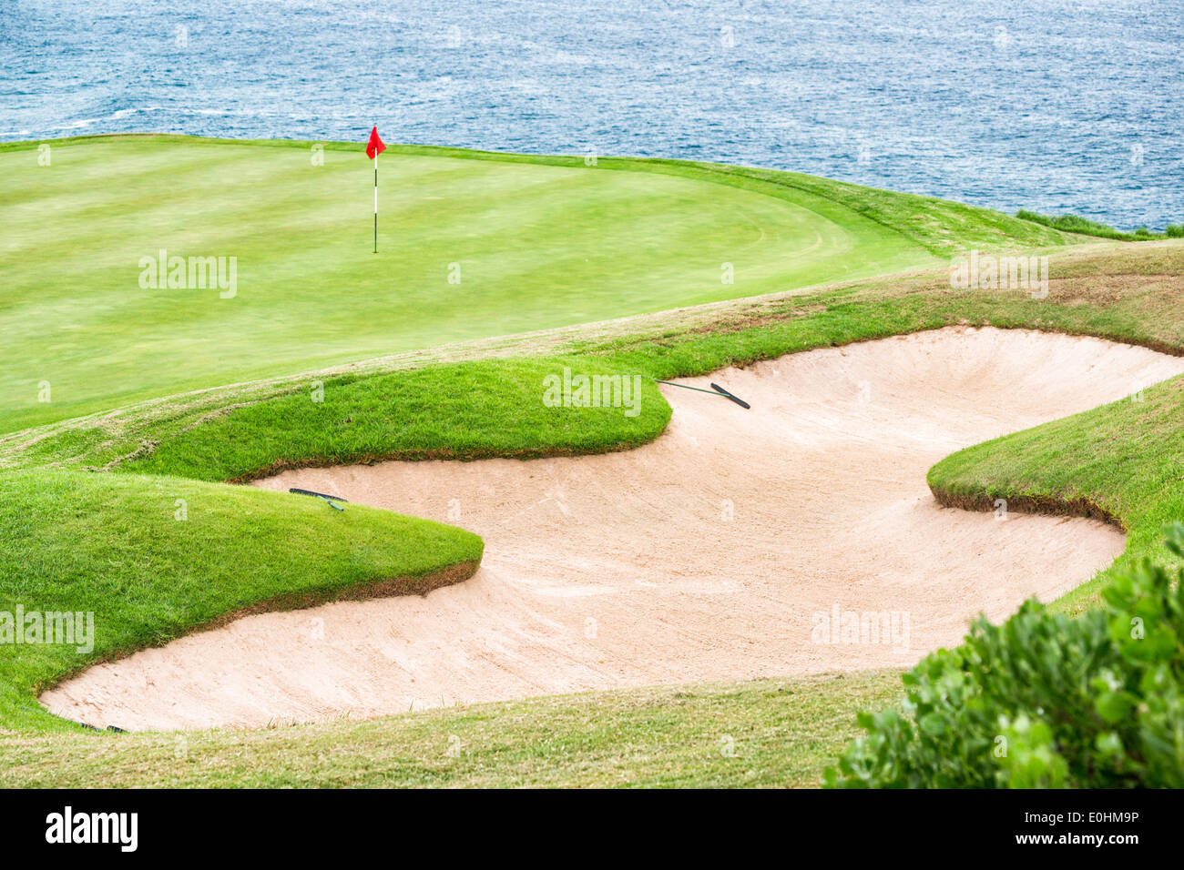 Cape Blaize Trail passes a putting green on Pinnacle Point Golf Course,  Mosselbay, Garden Route, South Africa Stock Photo - Alamy