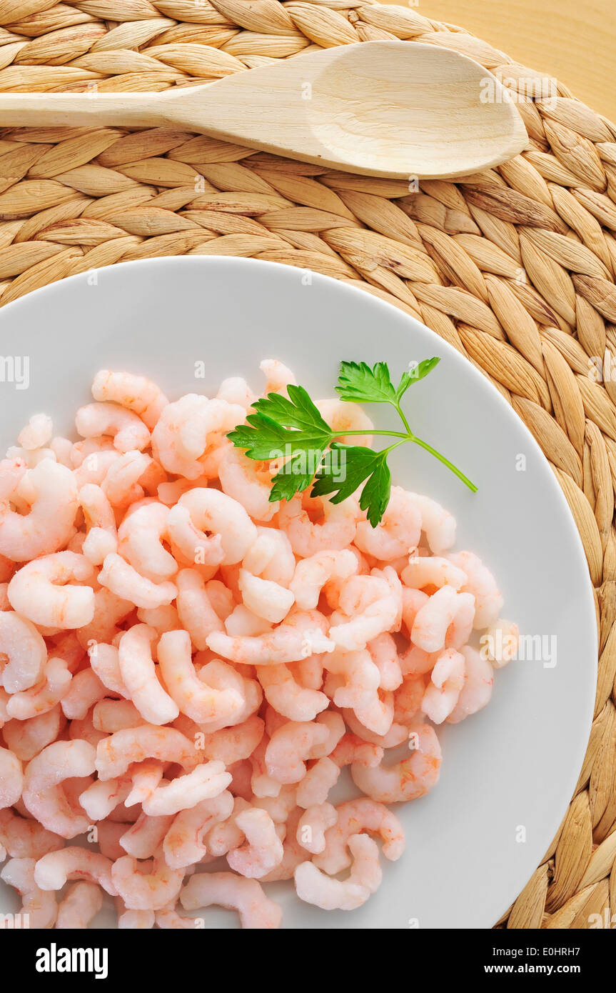 closeup of a plate with shelled raw shrimps ready to be cooked Stock Photo