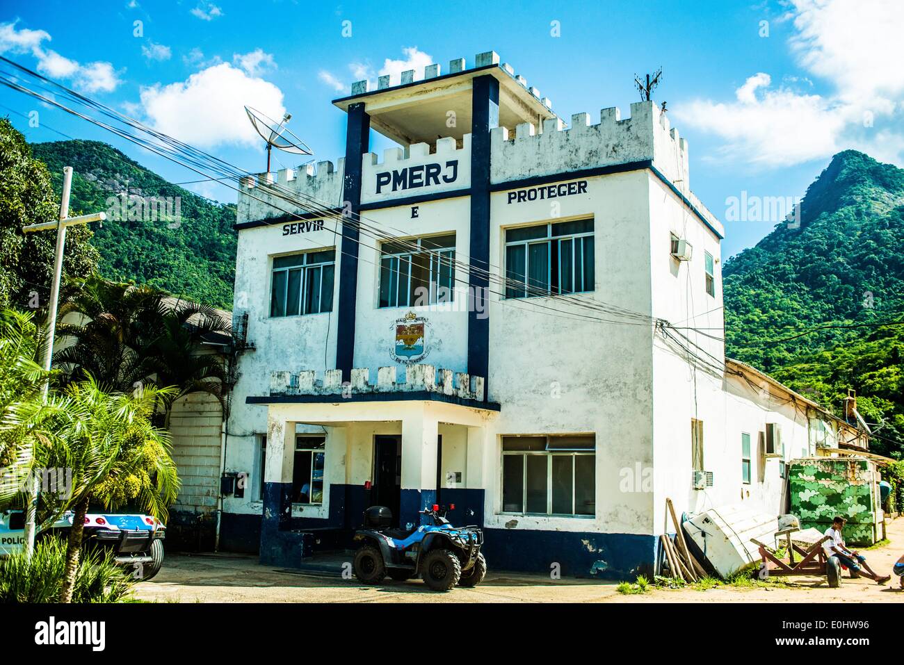 police-station-in-vila-do-abrao-ilha-grande-rio-de-janeiro-brazil-E0HW96.jpg