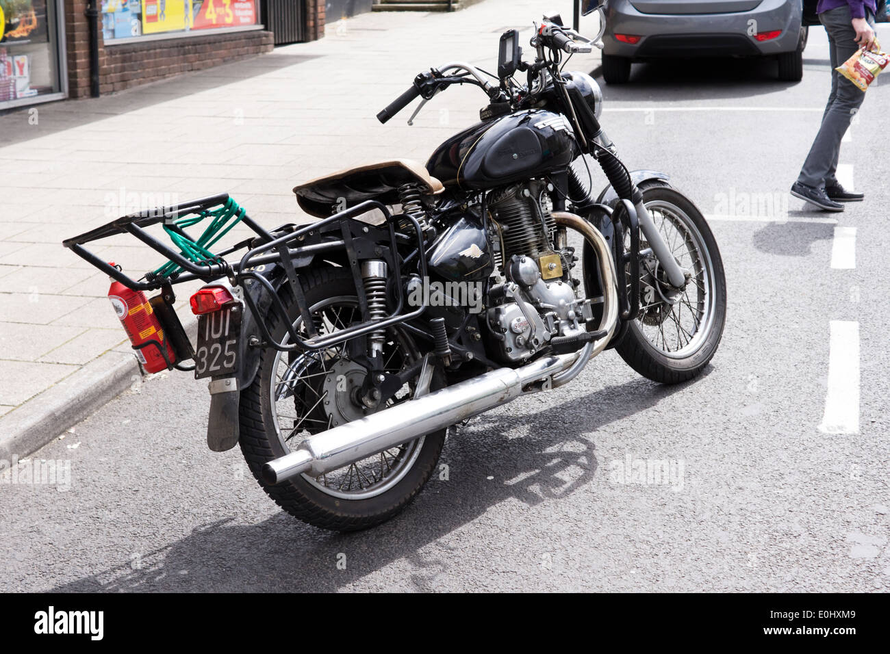 Bordeaux , Aquitaine / France - 12 19 2019 : Panneau de commande gros  projecteurs avec compteur de vitesse classique Royal Enfield moto Photo  Stock - Alamy