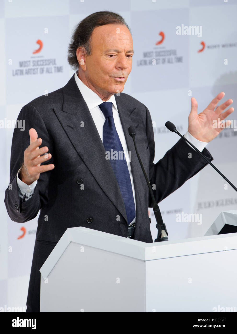 Julio Iglesias at a press conference with his award "The Most