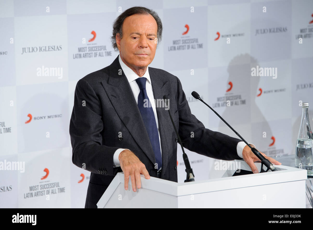 Julio Iglesias at a press conference with his award "The Most