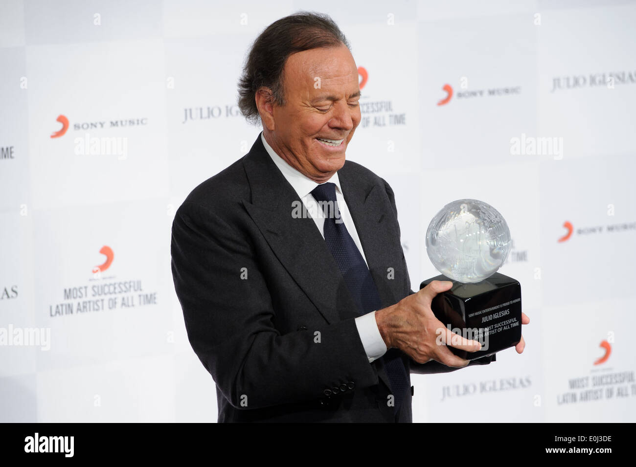 Julio Iglesias at a press conference with his award 