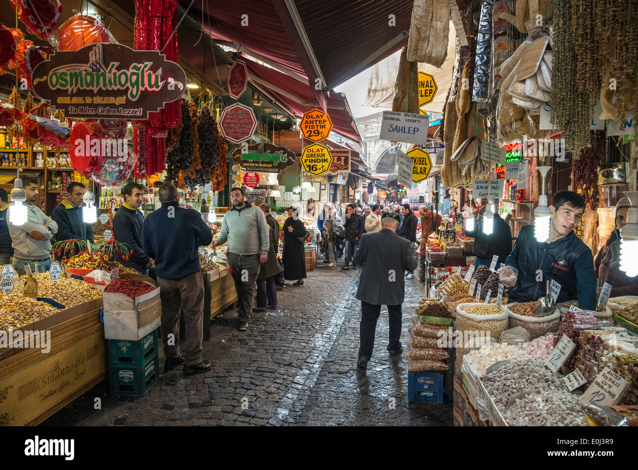 Market stalls on Hasircilar Caddesi at the entrance to the Egyptian Bazaar, AKA, spice bazaar, Eminonu, Istanbul, Turkey. Stock Photo