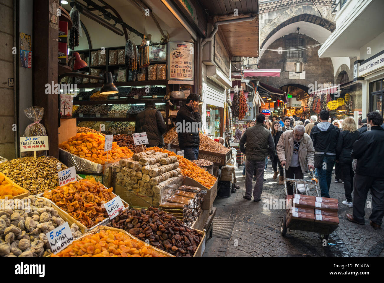Market stalls on Hasircilar Caddesi at the entrance to the Egyptian spice bazaar, Eminonu, Istanbul, Turkey. Stock Photo
