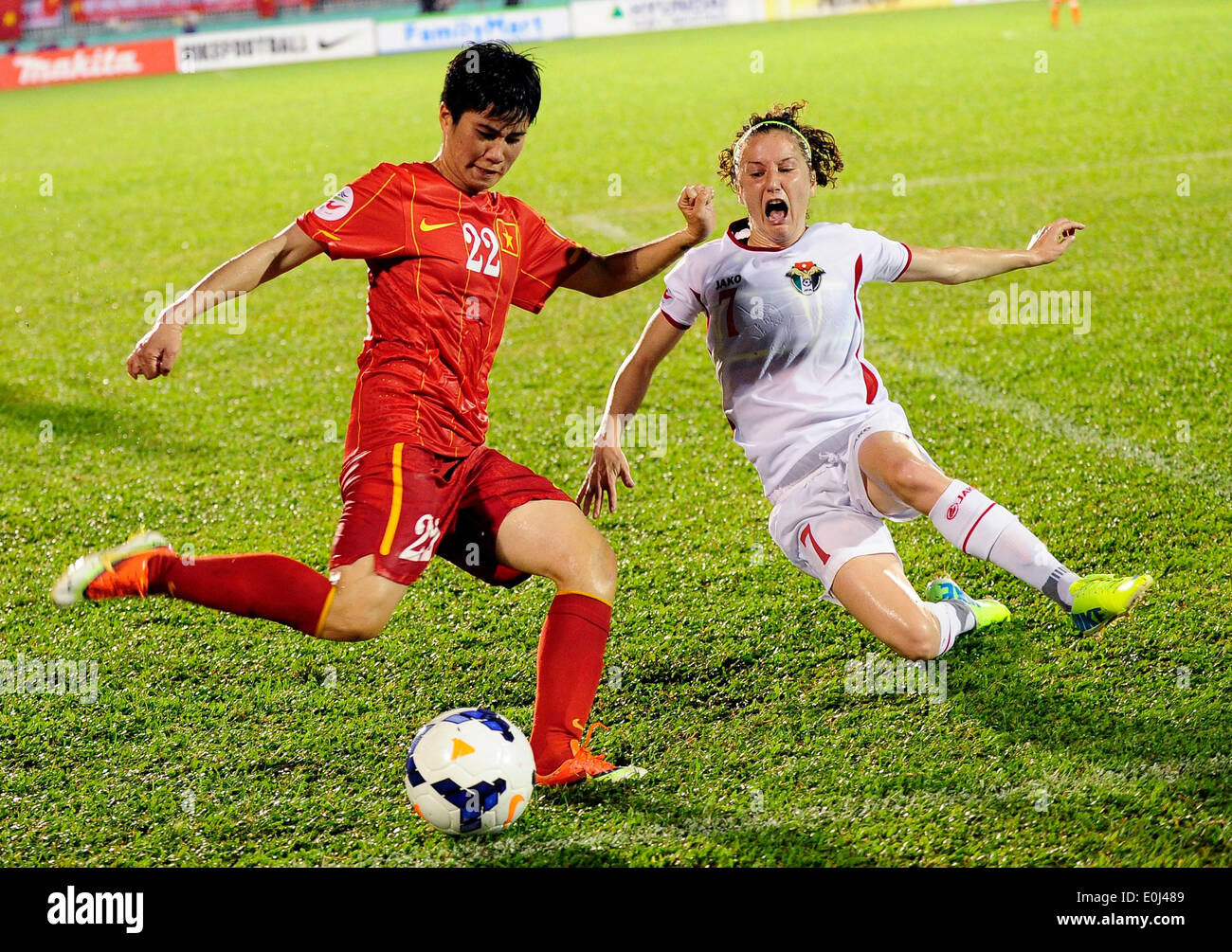 Ho Chi Minh City, Vietnam. 14th May, 2014. Vietnam's Le Thu Thanh Huong (L) vies with Jordan's Yasmeen Salm Hani Khair during their Group A match at the 2014 AFC Women's Asian Cup held at Thong Nhat Stadium in Ho Chi Minh city, Vietnam, May 14, 2014. Vietnam beat Jordan 3-1. © He Jingjia/Xinhua/Alamy Live News Stock Photo