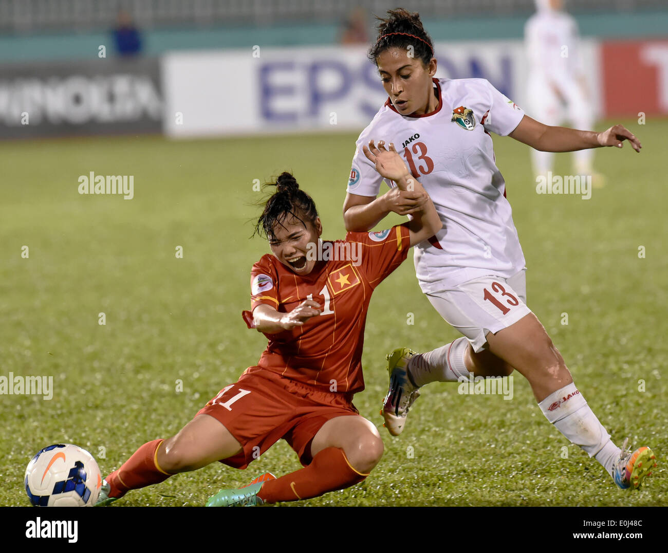 Ho Chi Minh City, Vietnam. 14th May, 2014. Vietnam's Nguyen Thi Nguyet (L) vies with Jordan's Ala'a Fouad Daowd Abu Kasheh during their Group A match at the 2014 AFC Women's Asian Cup held at Thong Nhat Stadium in Ho Chi Minh city, Vietnam, May 14, 2014. Vietnam beat Jordan 3-1. © He Jingjia/Xinhua/Alamy Live News Stock Photo