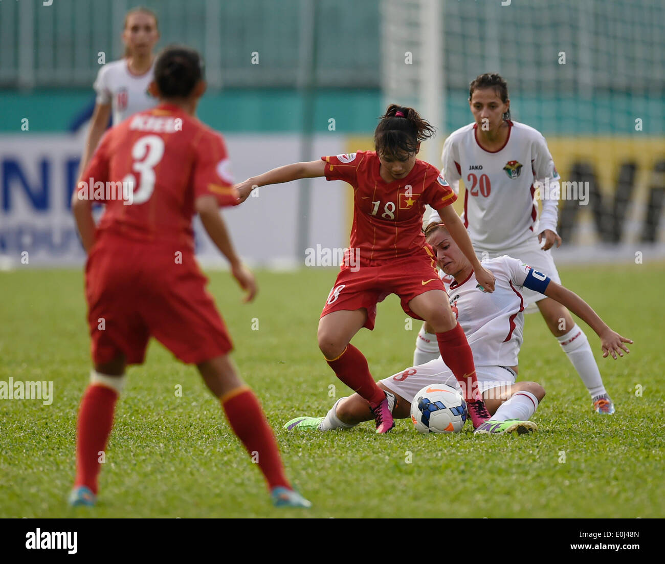 Ho Chi Minh City, Vietnam. 14th May, 2014. Vietnam's Nguyen Thi Lieu (3rd R) vies for the ball during the Group A match against Jordan at the 2014 AFC Women's Asian Cup held at Thong Nhat Stadium in Ho Chi Minh city, Vietnam, May 14, 2014. Vietnam beat Jordan 3-1. © He Jingjia/Xinhua/Alamy Live News Stock Photo