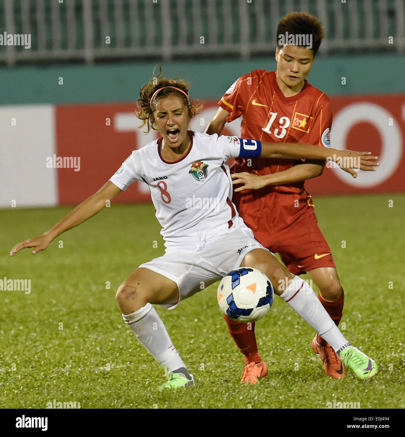 Ho Chi Minh City, Vietnam. 14th May, 2014. Vietnam's Nguyen Thi Lieu (R) vies with Jordan's Stephanie Mazen Yousef Alnaber during their Group A match at the 2014 AFC Women's Asian Cup held at Thong Nhat Stadium in Ho Chi Minh city, Vietnam, May 14, 2014. Vietnam beat Jordan 3-1. © He Jingjia/Xinhua/Alamy Live News Stock Photo