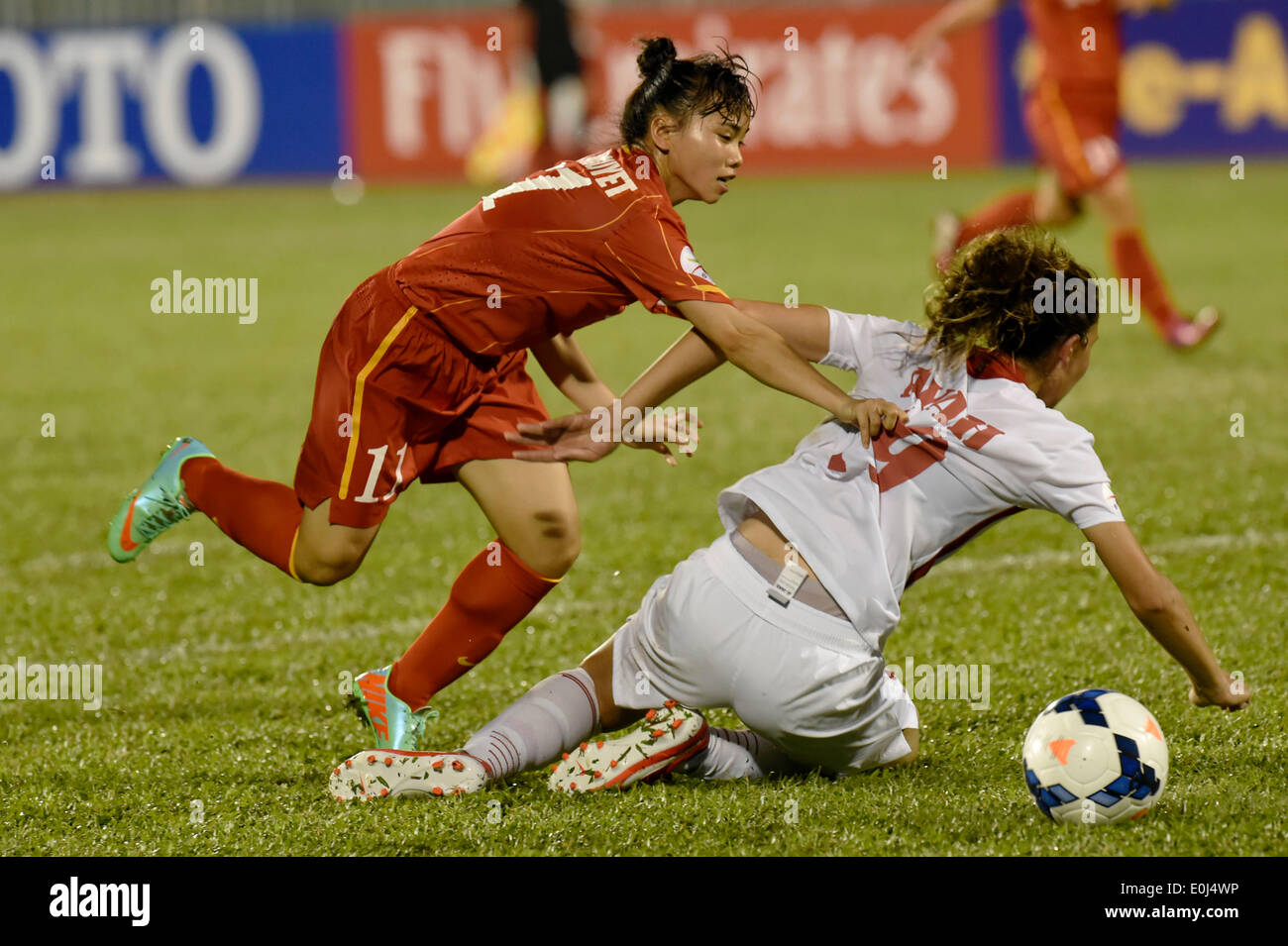 Ho Chi Minh City, Vietnam. 14th May, 2014. Vietnam's Nguyen Thi Nguyet (L) vies for the ball during the Group A match against Jordan at the 2014 AFC Women's Asian Cup held at Thong Nhat Stadium in Ho Chi Minh city, Vietnam, May 14, 2014. Vietnam beat Jordan 3-1. © He Jingjia/Xinhua/Alamy Live News Stock Photo