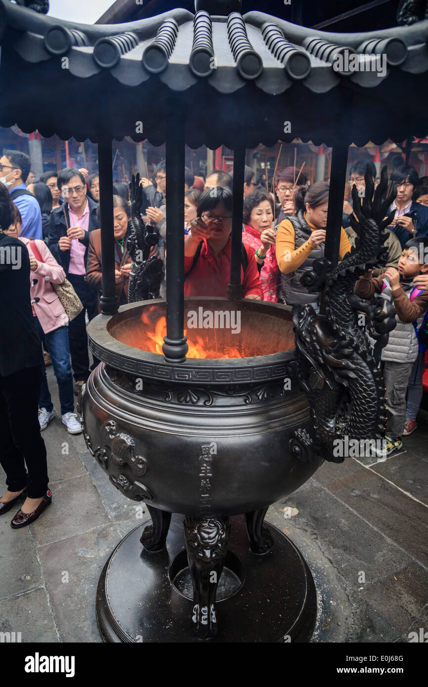 People praying at Hsing Tian Kong in Taiwan Stock Photo - Alamy