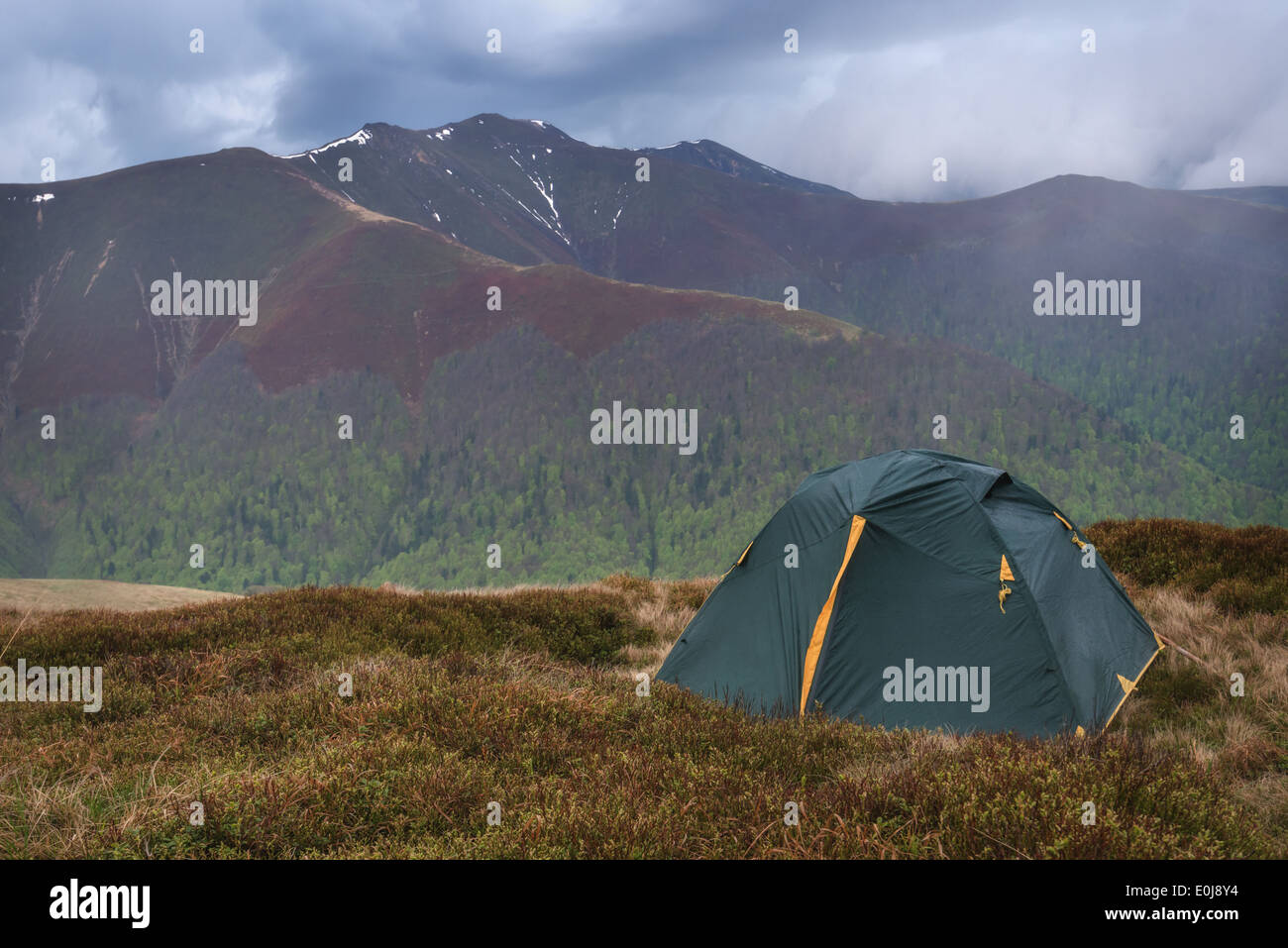 Green tent on mountains hi-res stock photography and images - Alamy