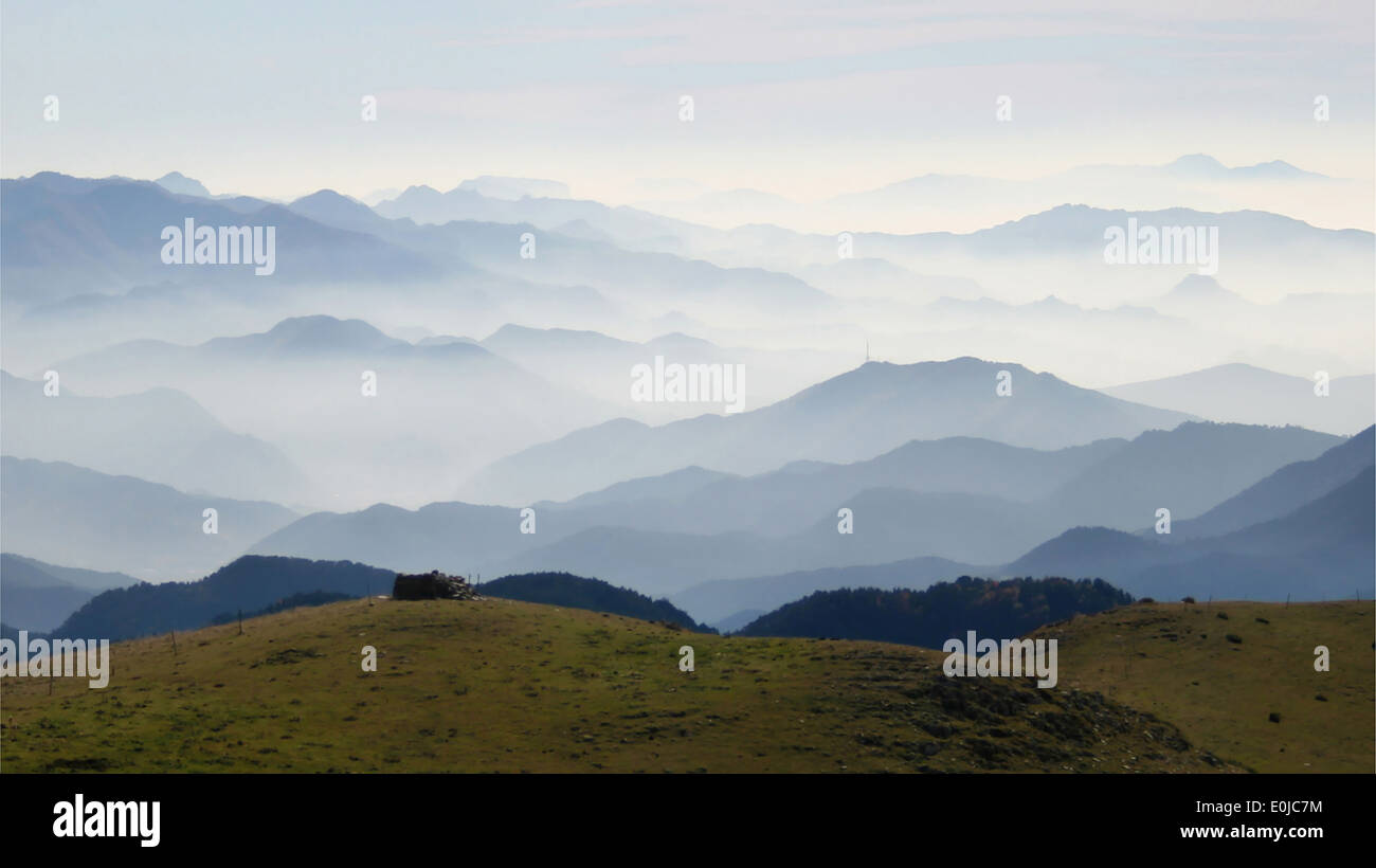 Fog covered mountains hi-res stock photography and images - Alamy