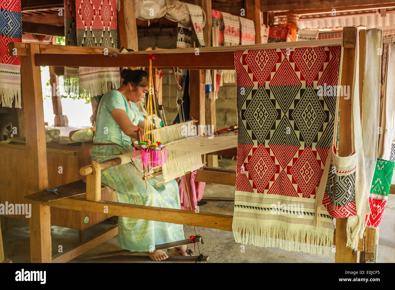 Senior woman weaving in Yunnan Province, China Stock Photo