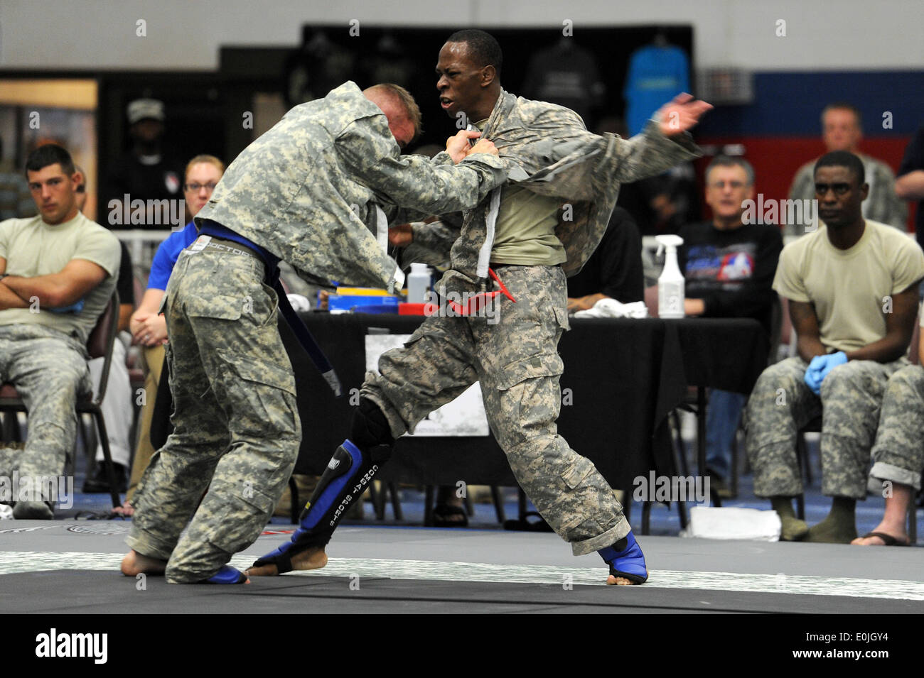 Spc. Larry Jackson (red), Fort Hood, and Spc. Miles McDonald (blue), Missouri National Guard, grapple on the mats in the semi-f Stock Photo