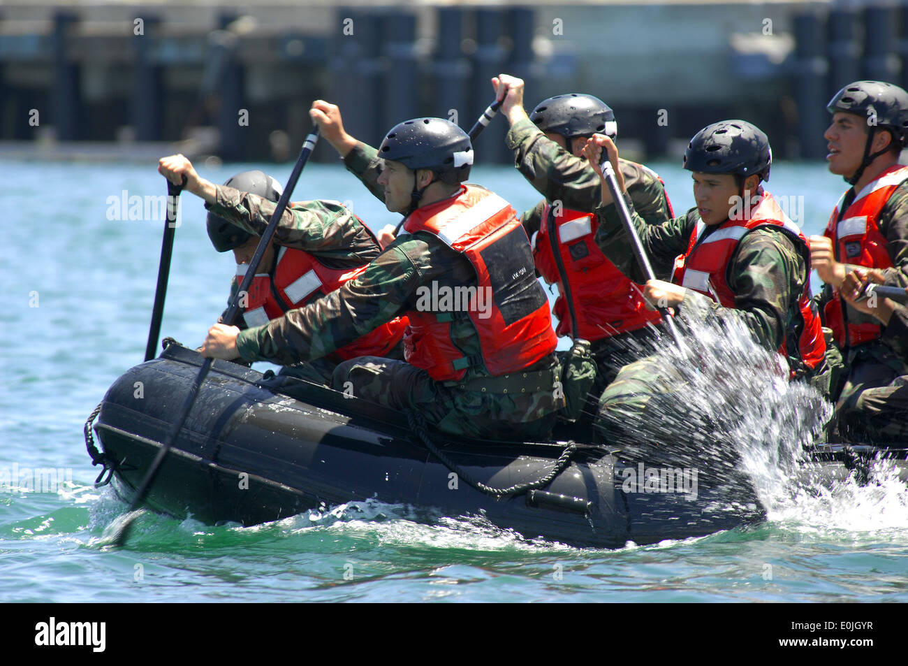 080723-N-2959L-442 CORONADO, Calif. (July 23, 2008) Basic crewman training (BCT ) students paddle a combat rubber raiding craft Stock Photo