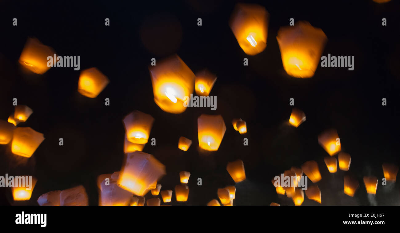 Releasing sky lanterns (Kongming lantern) during Chinese Lantern Festival, Shifen, Pingxi, Taiwan Stock Photo