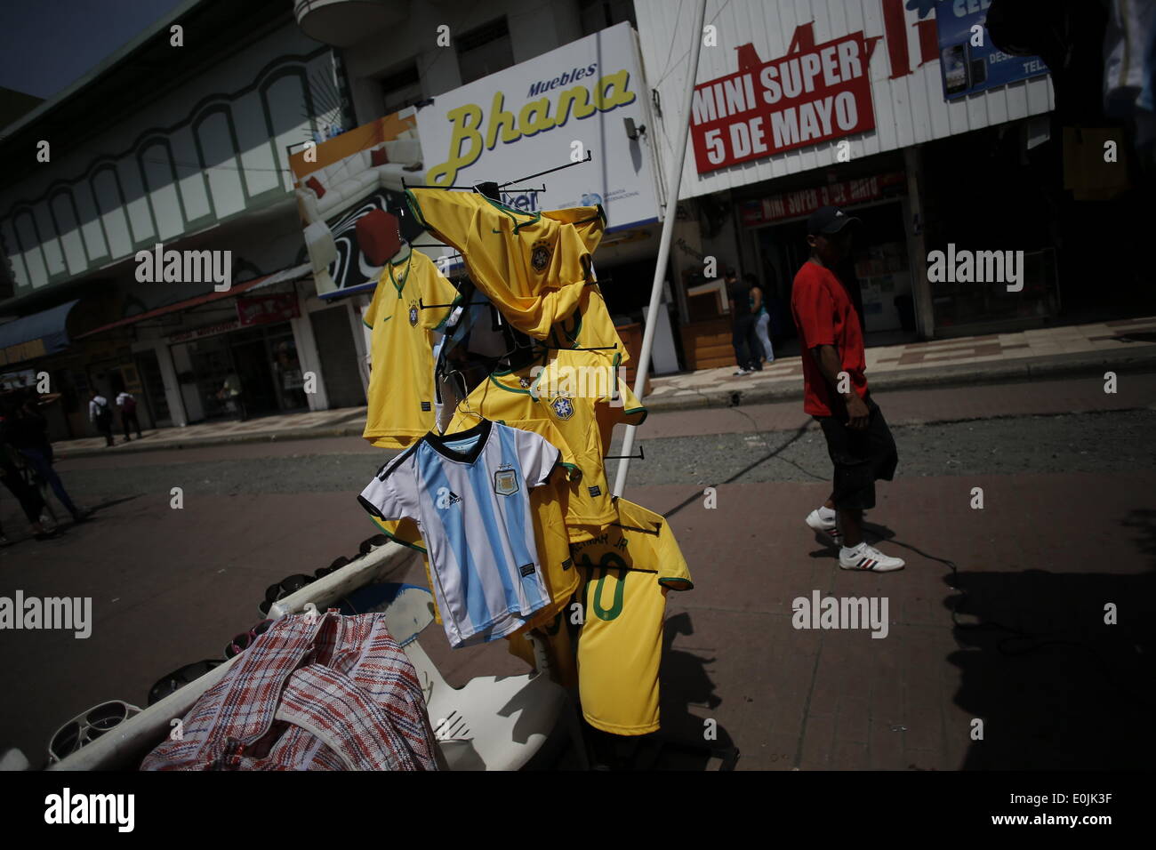 Panama City, Panama. 14th May, 2014. Merchandise related to the Brazil 2014 World Cup is sold on a street, in Panama City, capital of Panama, on May 14, 2014. © Mauricio Valenzuela/Xinhua/Alamy Live News Stock Photo