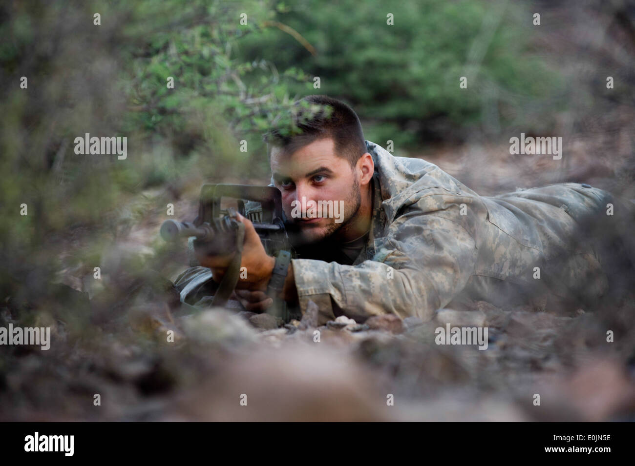 U.S. Army 1st Lt. Zachary Bailey, 1st Battalion 161st Field Artillery, Kansas Army National Guard, lays down suppressive fire d Stock Photo